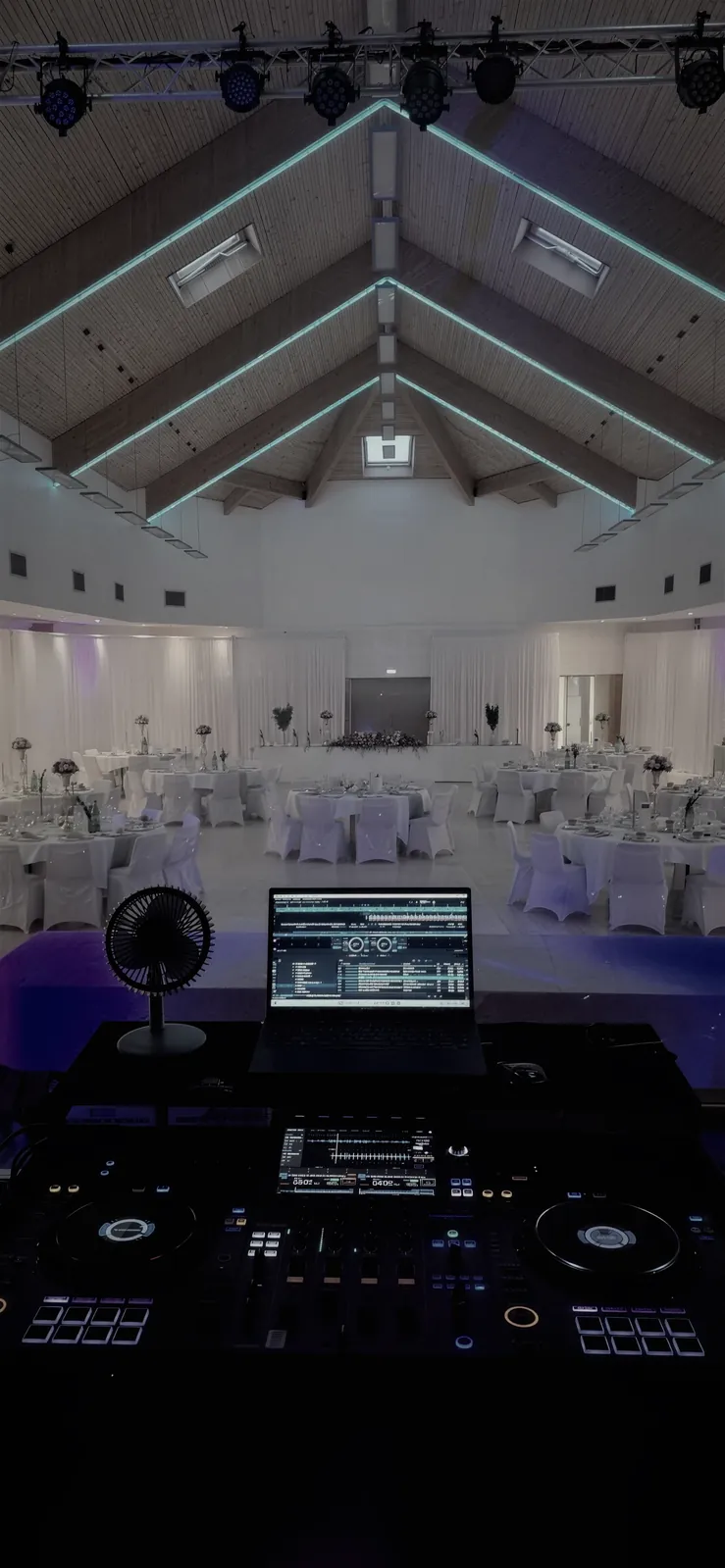 Salle de réception au plafond éclairé de bleu, platines au premier plan