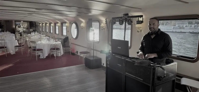 Salle de réception d’une péniche, tables dressées, HaXleR aux platines