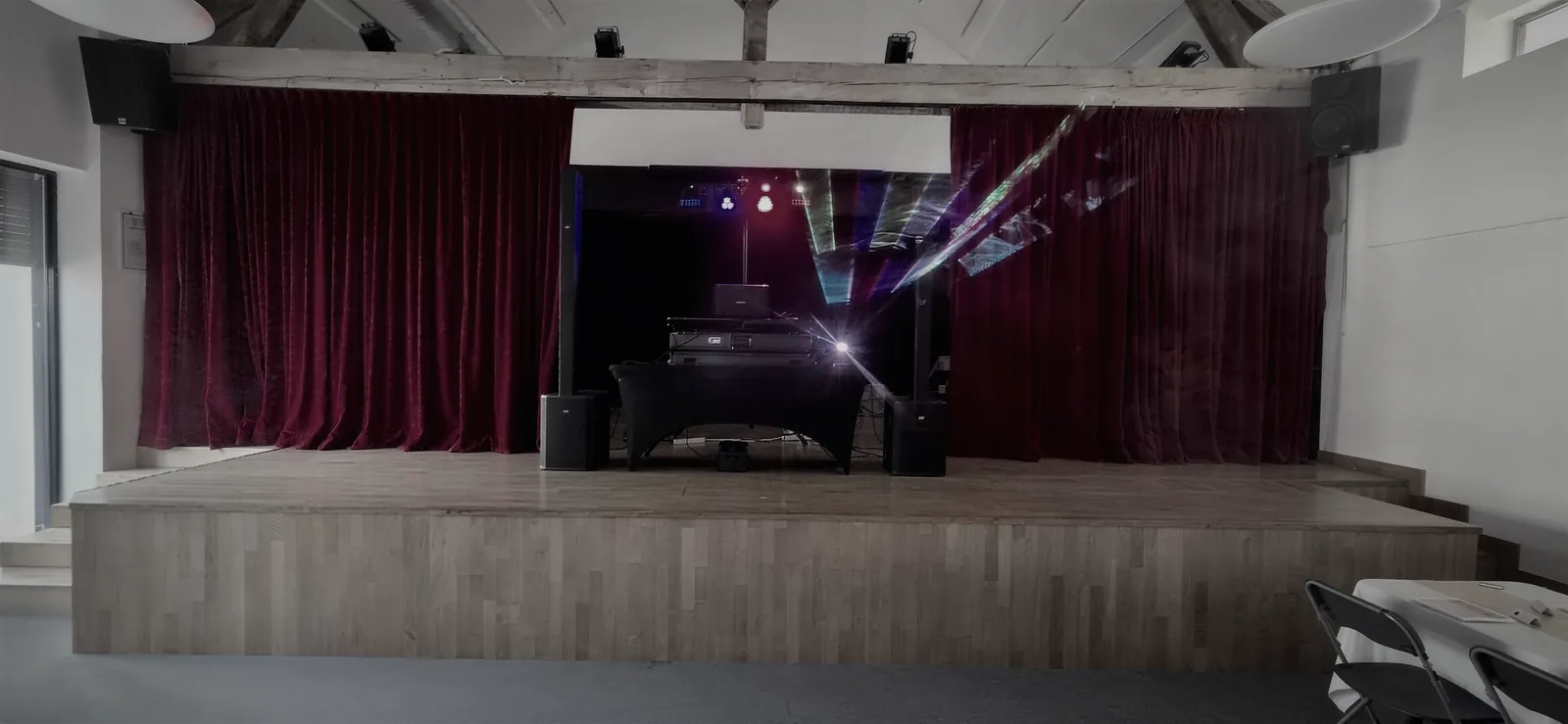 Scène aux rideaux rouges, installation DJ avec lasers et lumières